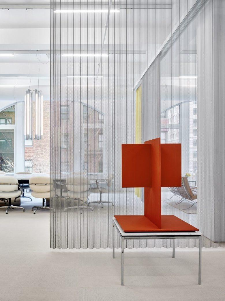 Интерьер с красной скульптурой Knoll flagship showroom