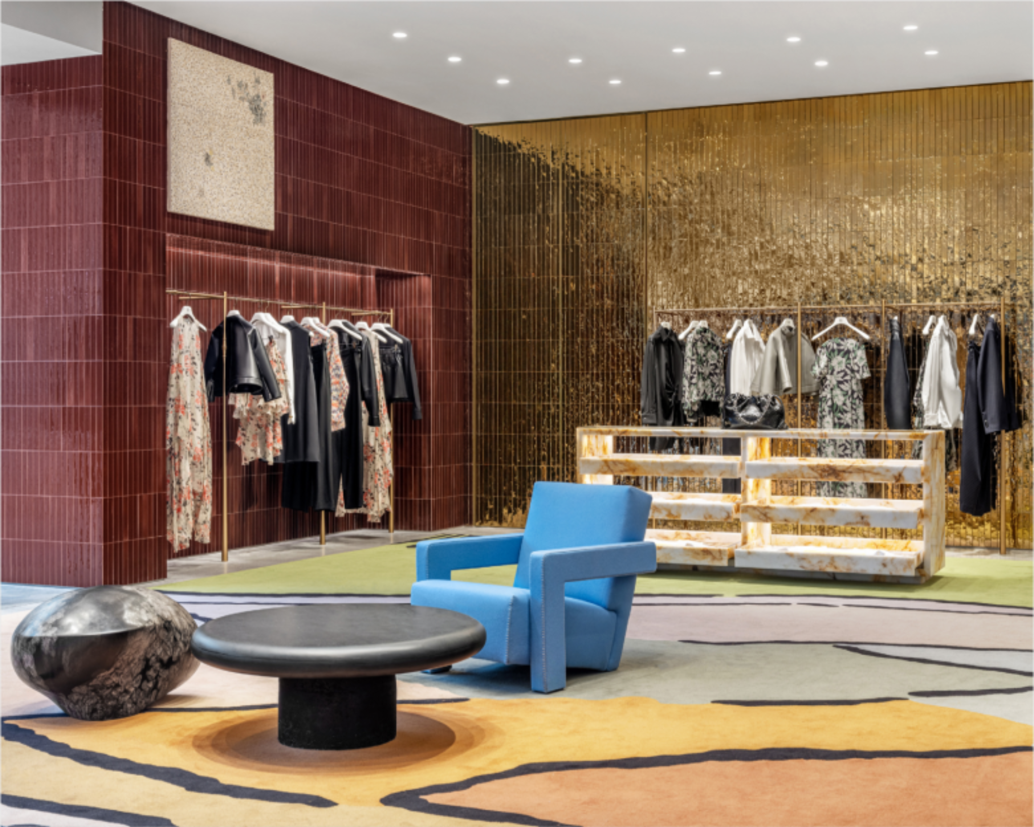 Интерьер с красной стеной Casa LOEWE