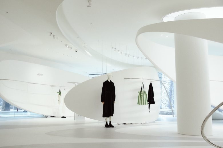 Интерьер с манекеном и плавными архитектурными перегородками Marisfrolg Showroom