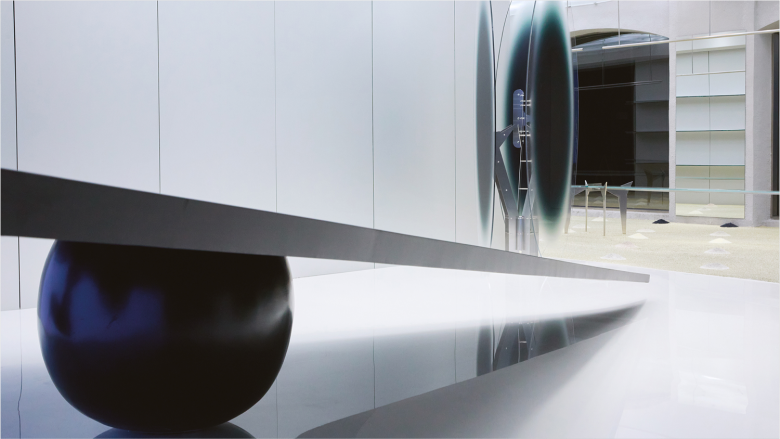 Интерьер с отражениями и футуристическими элементами ADERERROR store