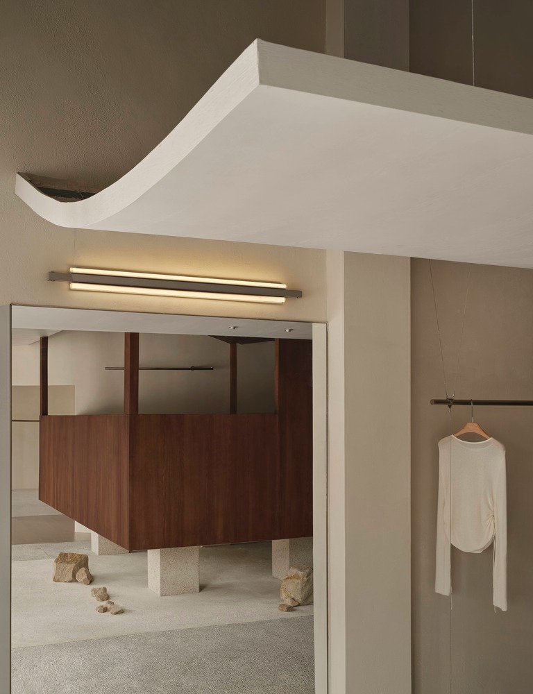 Интерьер с подвесной одеждой и зеркалом Moment Boutique Store