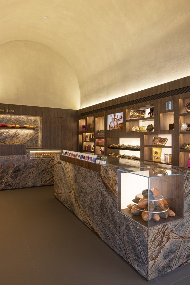 Интерьер с прилавком и витринами Chocolat Du Jour