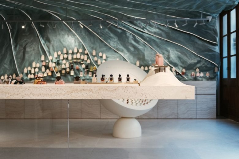 Интерьер с центральной экспозицией и мраморной стойкой AMOUAGE