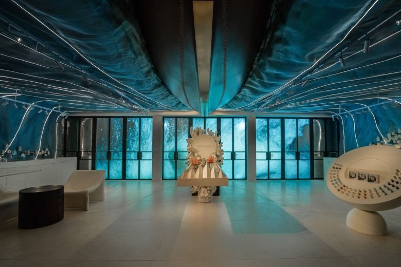 Интерьер с центральной инсталляцией и световыми линиями AMOUAGE