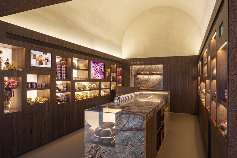 Интерьер с витринами и центральным островом Chocolat Du Jour