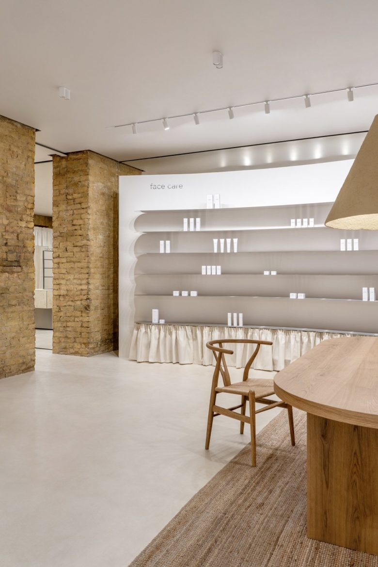 Интерьер с витриной PLEKA Professional Cosmetics Showroom