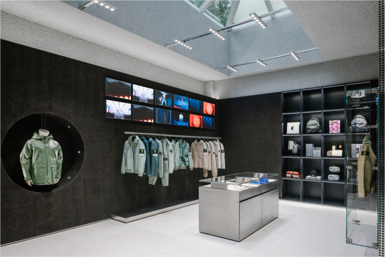 Интерьер с витриной и дисплеями Stone Island store