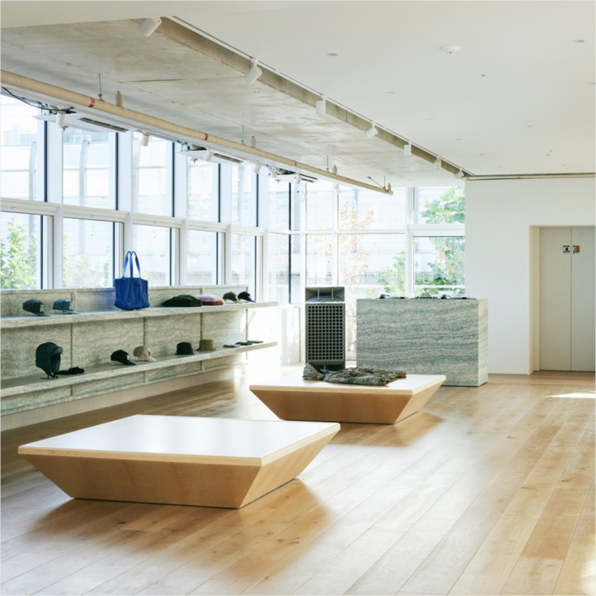 Интерьер с витриной и центральными столами Thisisneverthat store