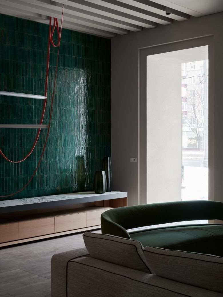 Интерьер с зеленой плиткой и диваном Luxury furniture store Trio-Interior