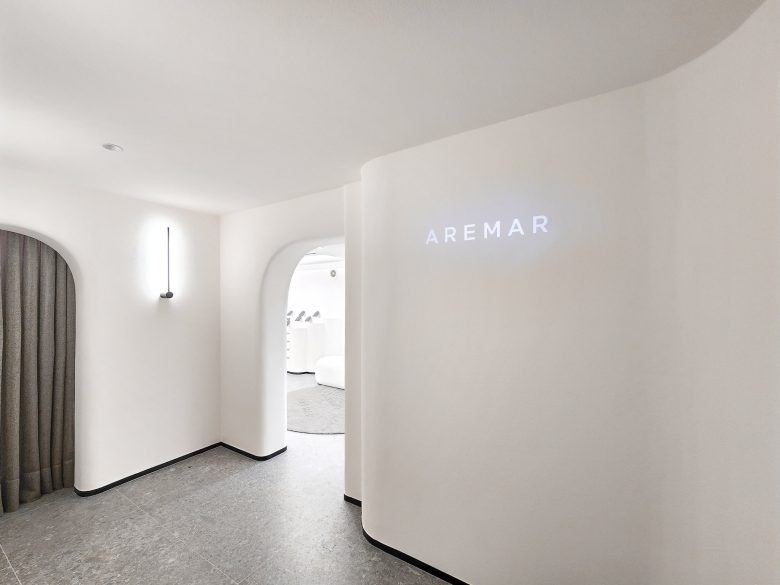 Интерьер шоурума с арками и логотипом AREMAR jewelry Showroom