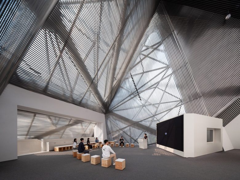 Интерьер выставочного зала с посадочными местами DJI flagship store