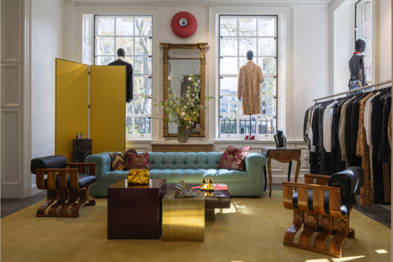 Интерьер зала с диванами и витринами Dries Van Noten store