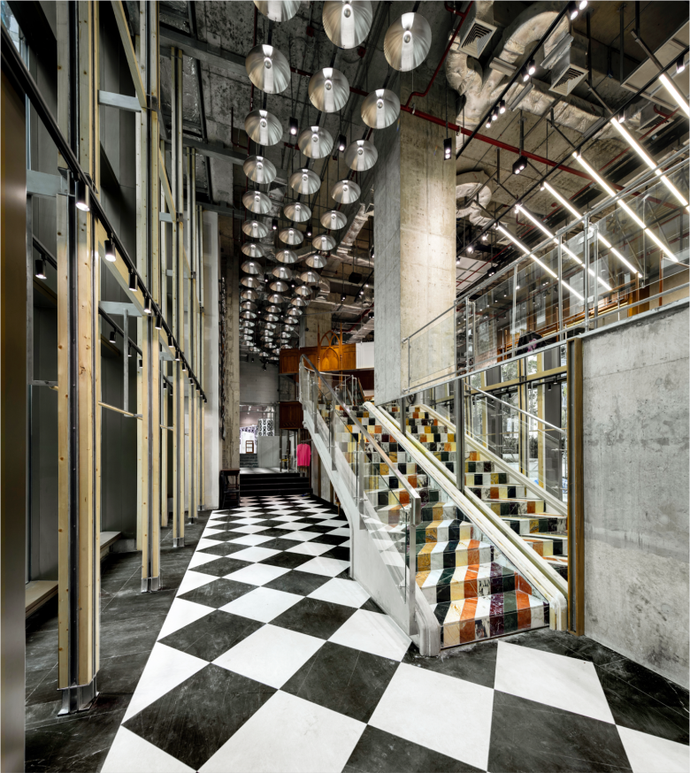 Интерьерная лестница на второй этаж Club 21 flagship store