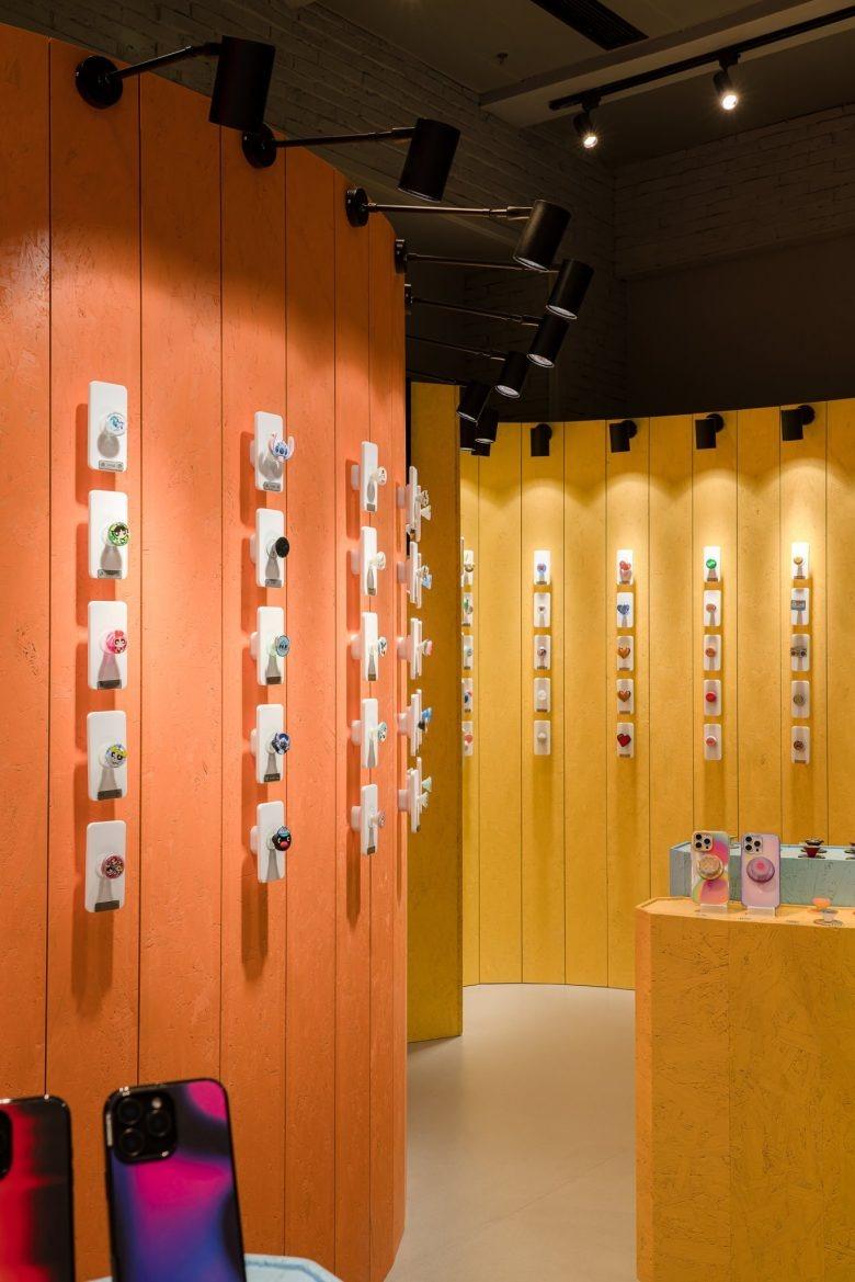 Изогнутая стена с держателями для телефонов POPSOCKETS Pop up Store