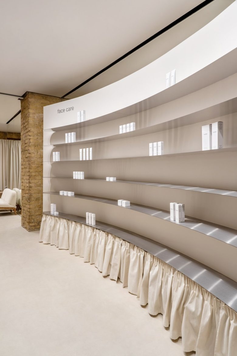 Изогнутая витрина в шоуруме PLEKA Professional Cosmetics Showroom