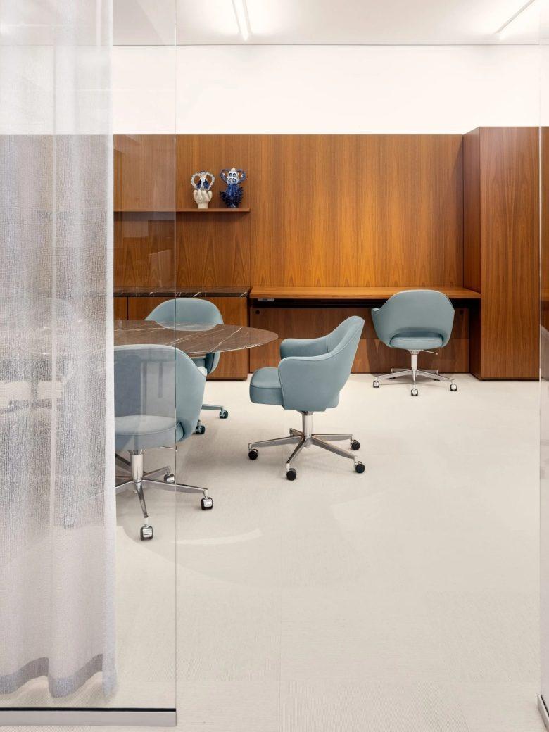Кабинет с деревянной мебелью Knoll flagship showroom