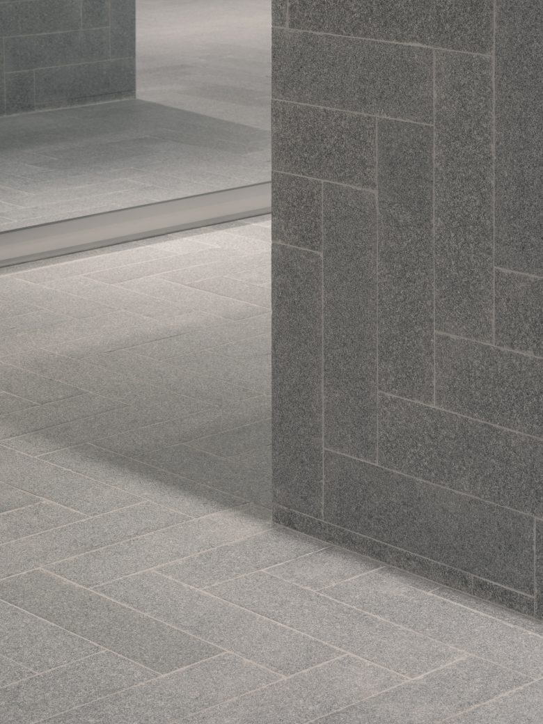 Каменная стена и напольное покрытие A SURNAME store