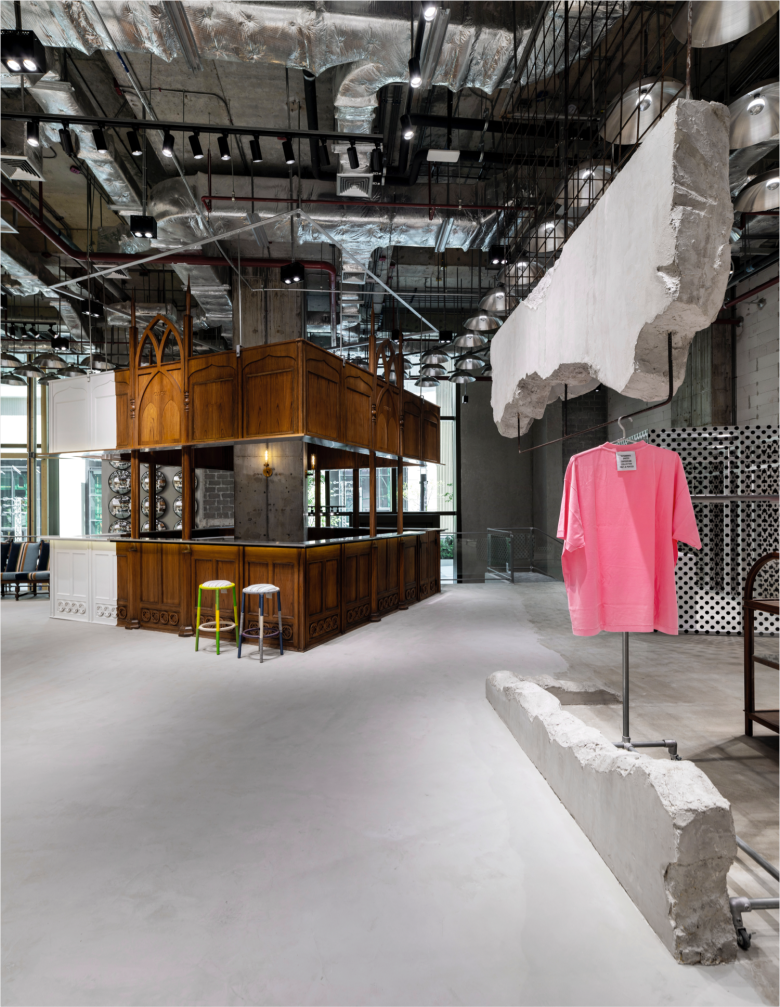 Каменные вешала для одежды Club 21 flagship store