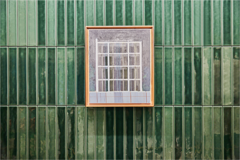 Картина на стене из зеленой плитки Loewe