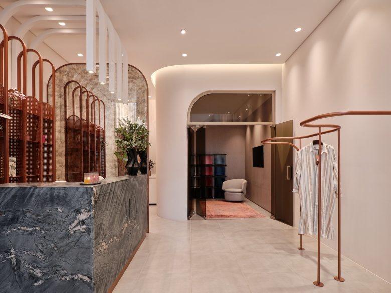 Кассовая зона и примерочная магазина Aila Lifestyle