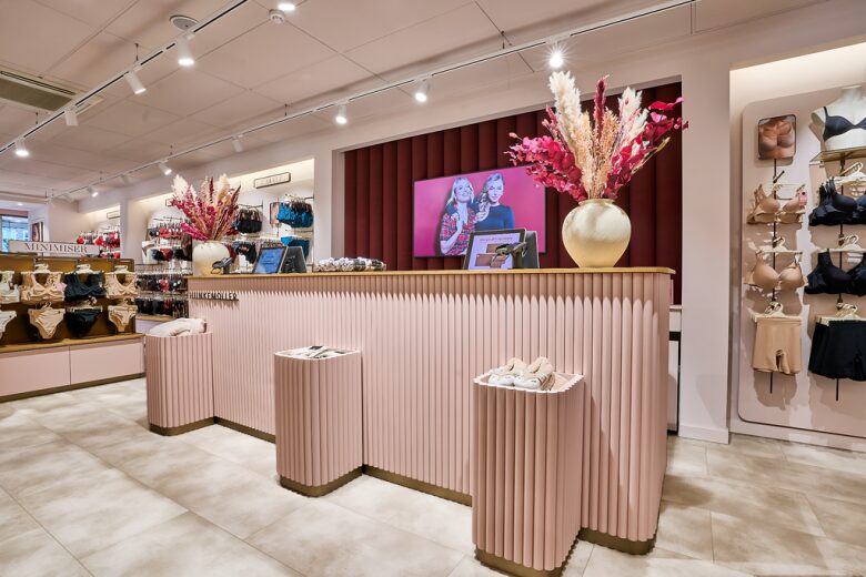 Кассовая зона с декоративными элементами Hunkemöller new retail concept