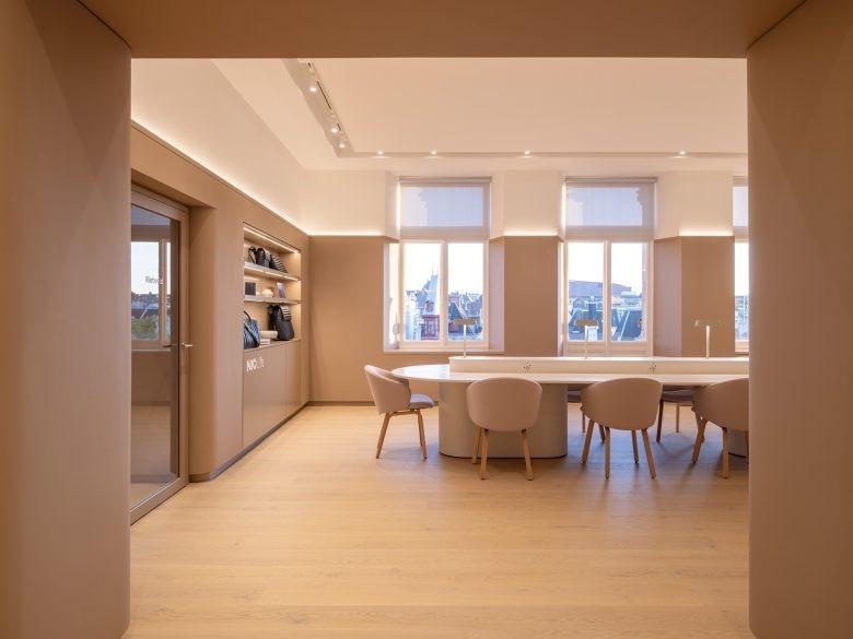 Комната с витриной NIO House Amsterdam