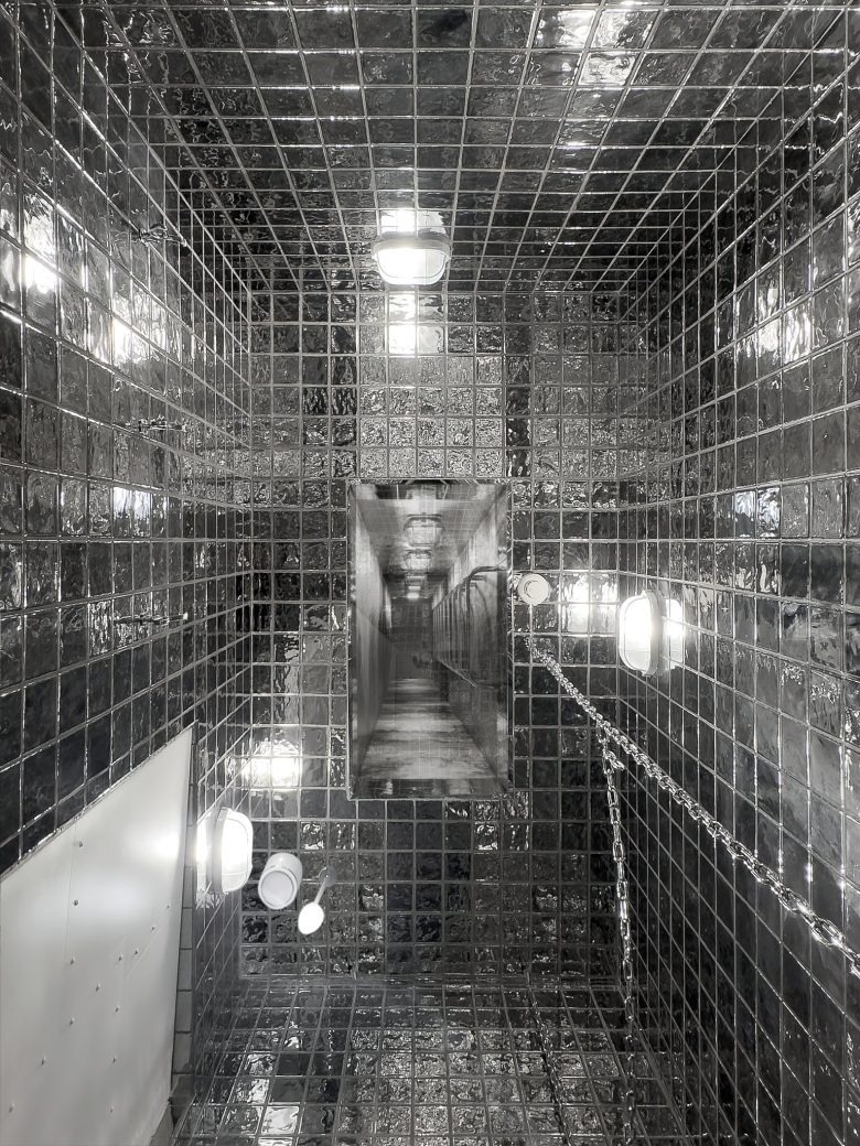 Комната с зеркальной плиткой и индустриальным освещением PMW Next-Gen Street Culture Label Store