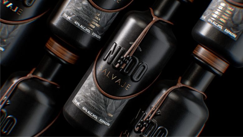 Композиция из черных бутылок мескаля на темном фоне Nudo Salvaje Mezcal