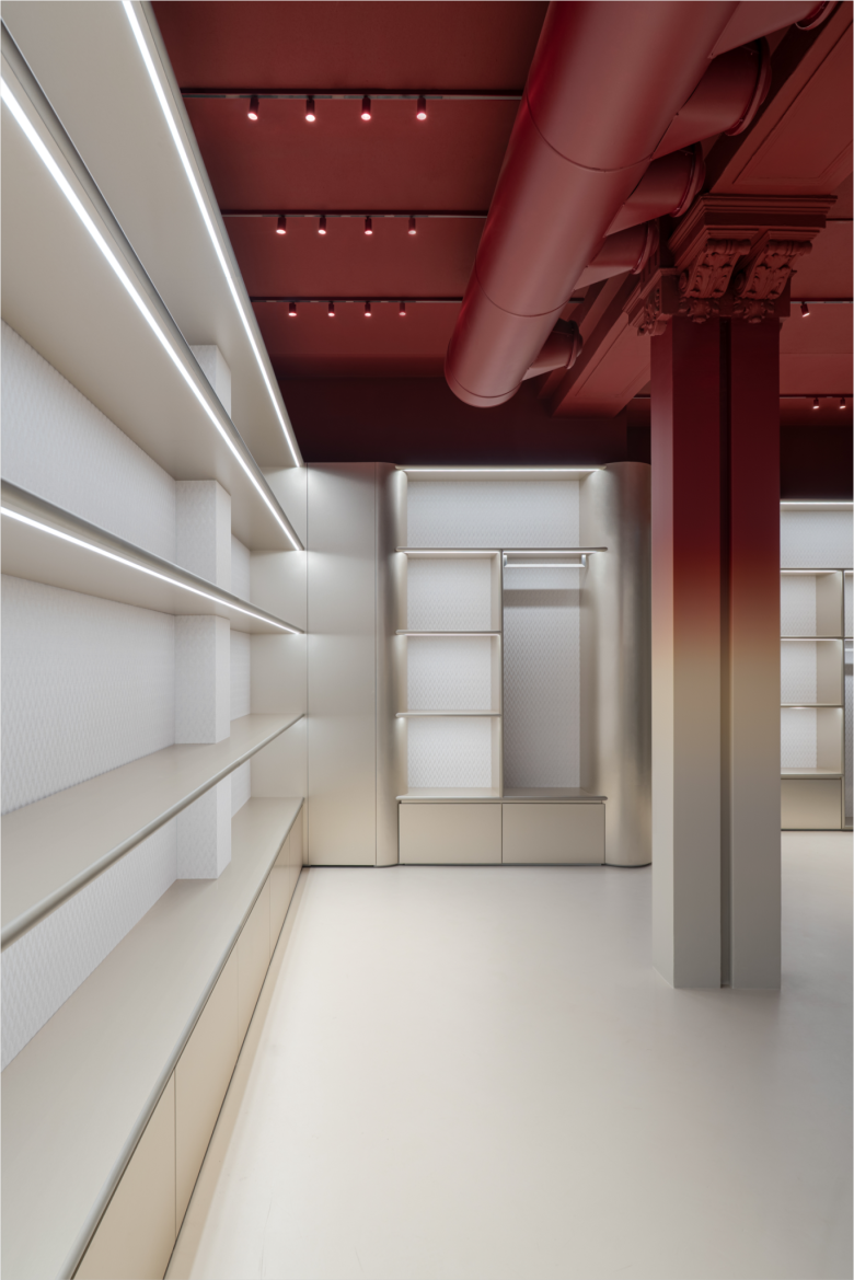 Коридор магазина Missoni Store красный потолок и воздуховод