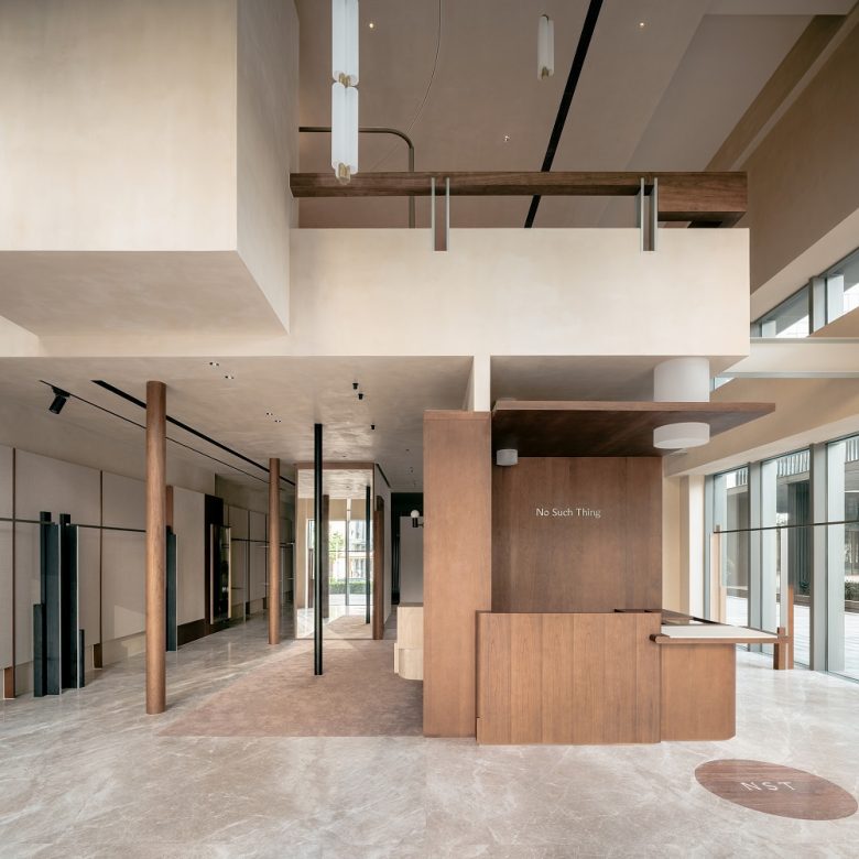 Коридор магазина с мягким освещением Бутик No Such Thing