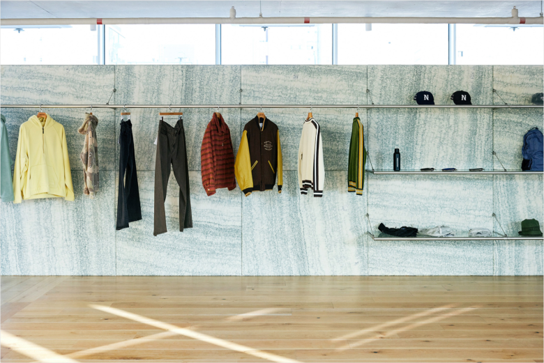 Коридор магазина с нишами и зеркалами Thisisneverthat store