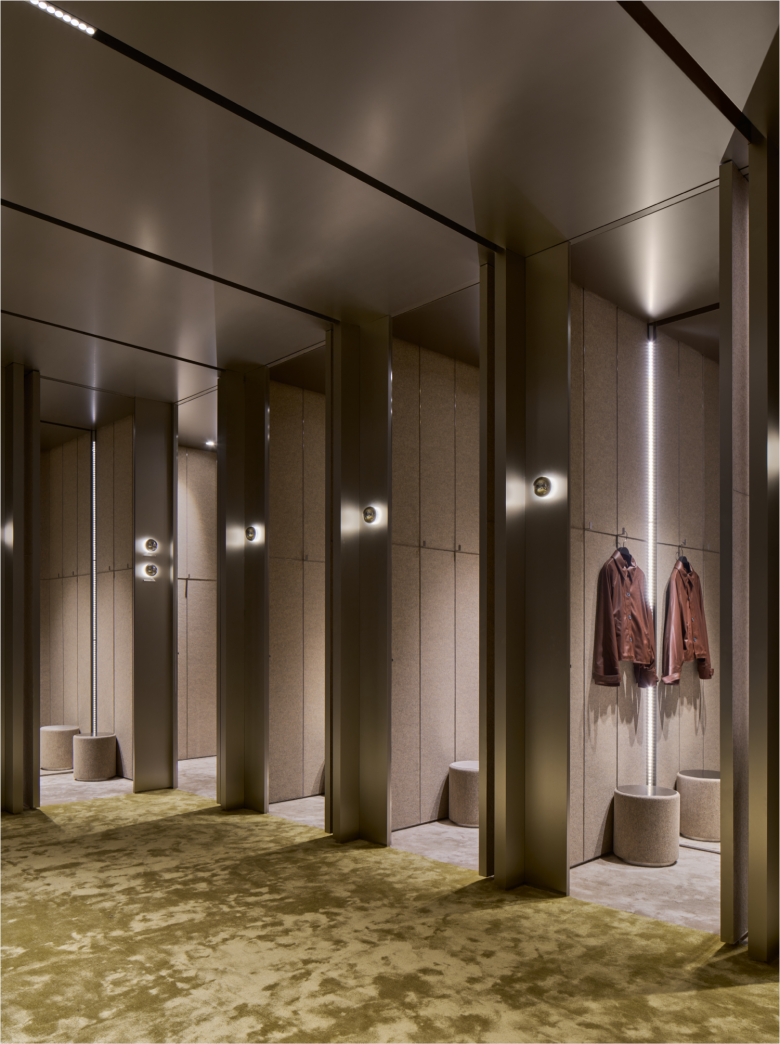 Коридор примерочных с подсветкой и кабинками Zara