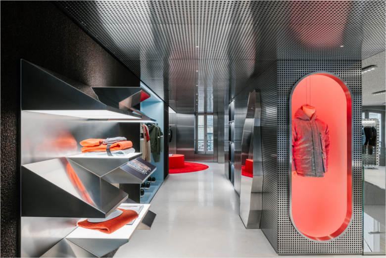 Коридор с подсветкой и нишами Stone Island store