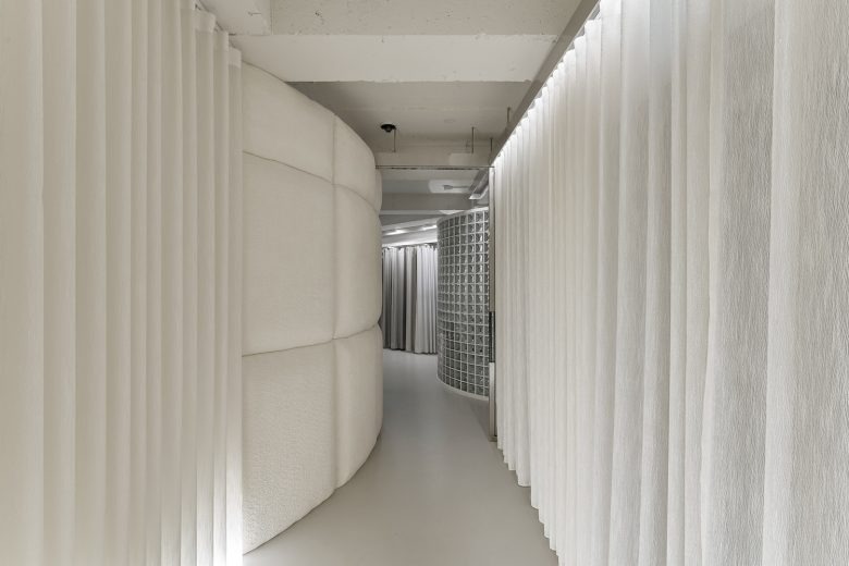 Коридор с текстильными перегородками Self Maker Showroom