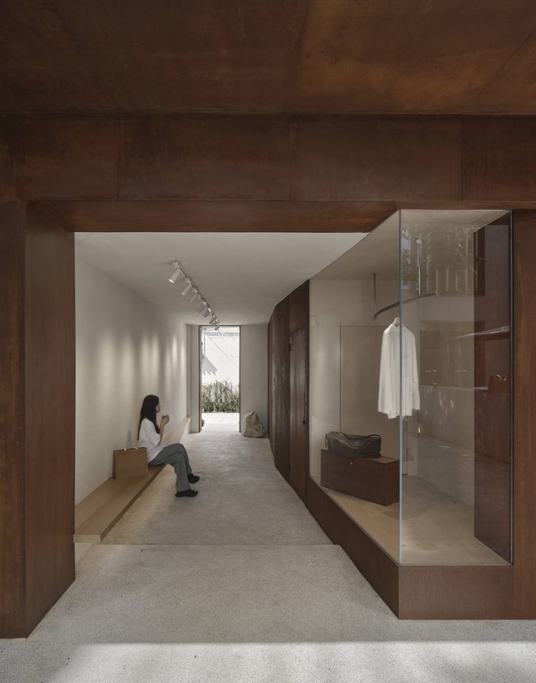 Коридор с витриной и зоной ожидания Moment Boutique Store