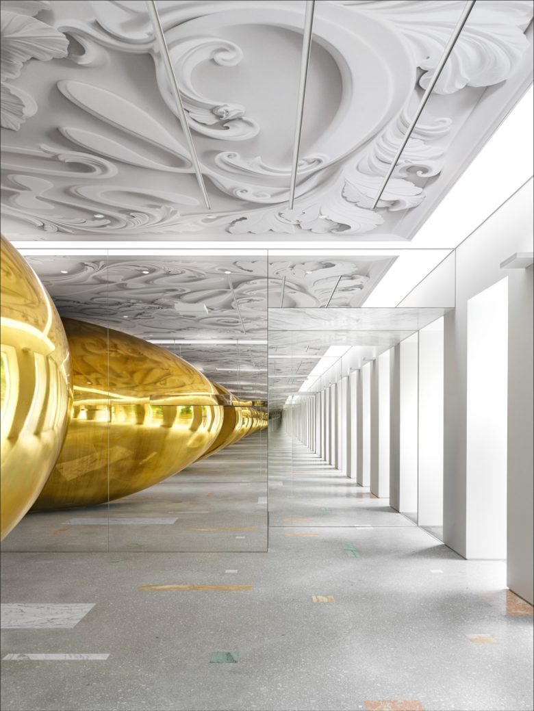 Коридор с зеркалами и золотым объемом CHOUX store