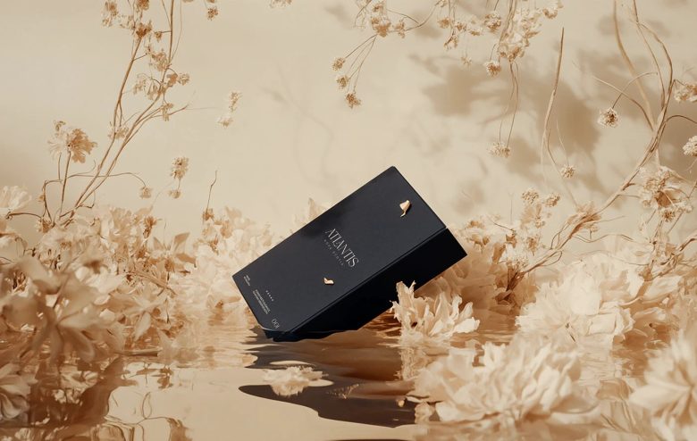 Коробка Atlantis В Воде Среди Цветов