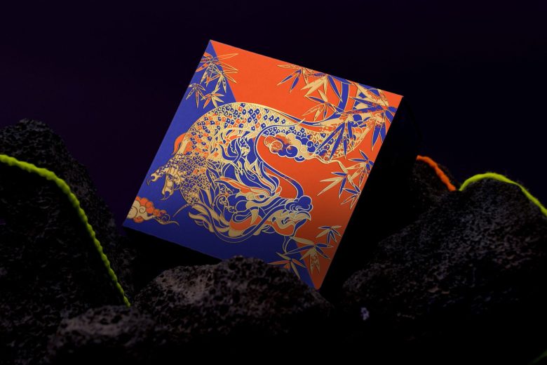 Коробка лунных пряников оранжевая с леопардом Tu Binh Mooncakes