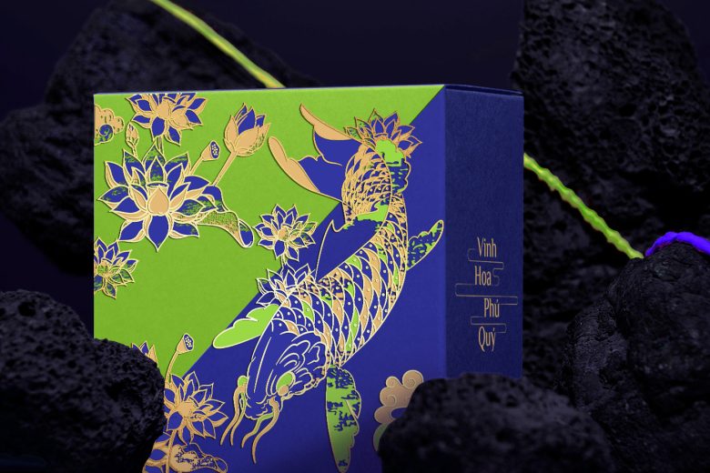 Коробка лунных пряников С карпом кои и лотосами крупный план Tu Binh Mooncakes