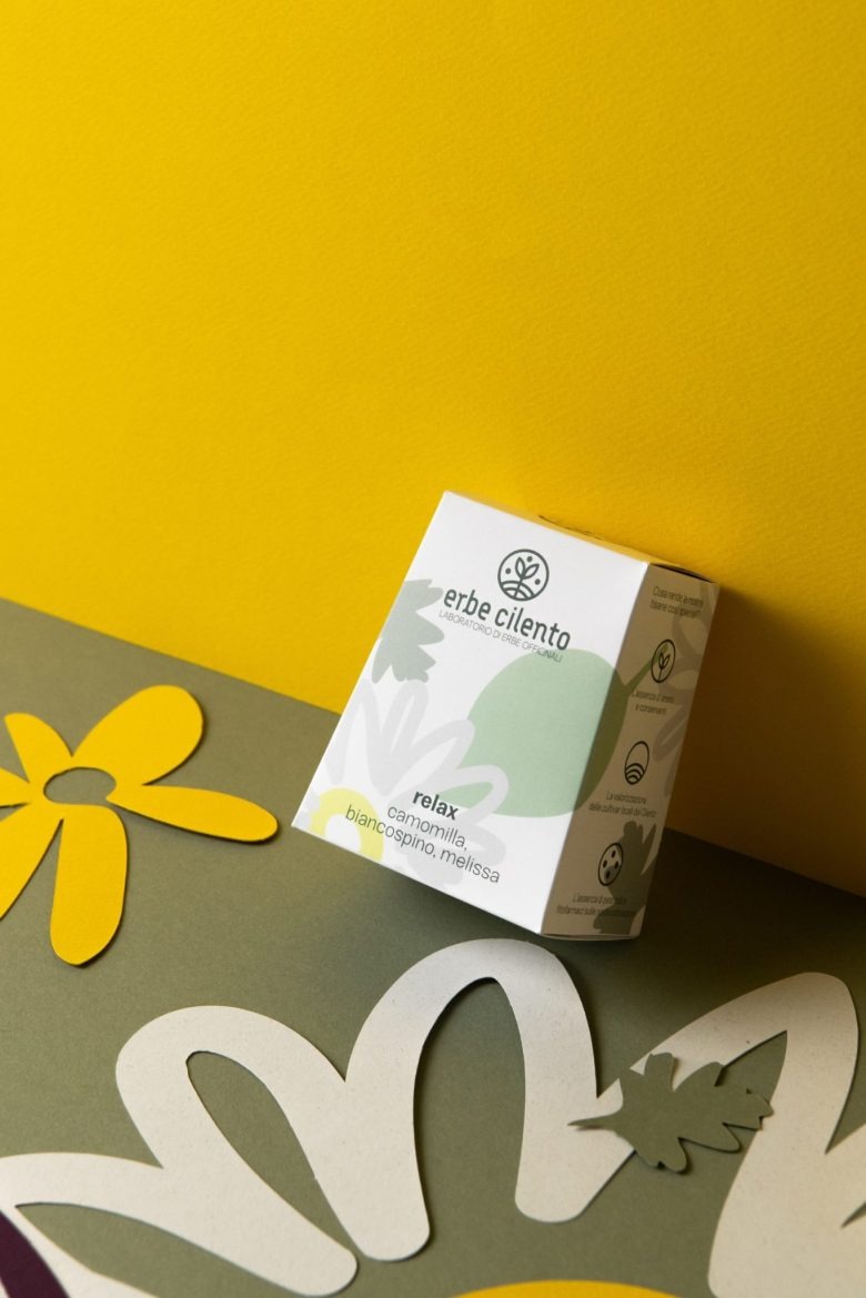 Коробка травяного чая на желтом фоне Erbe Cilento