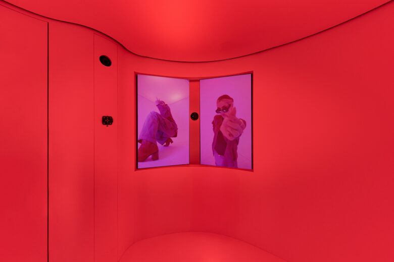 Красная комната с экранами и видеоинсталляцией Zara