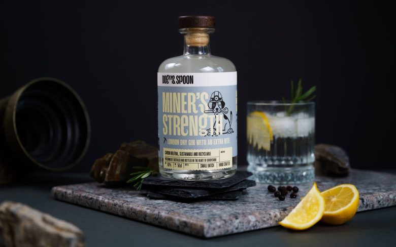 Крепкий джин на каменной поверхности Dog & Spoon