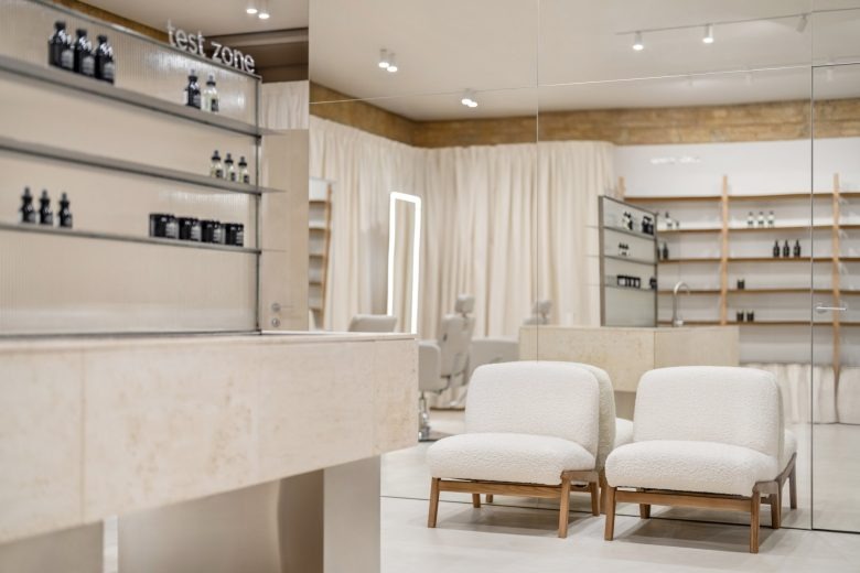 Кресла в зоне ожидания PLEKA Professional Cosmetics Showroom