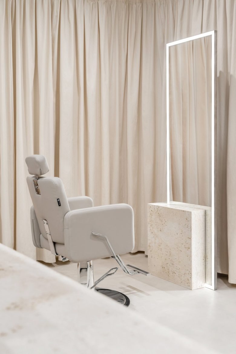 Кресло у зеркала PLEKA Professional Cosmetics Showroom