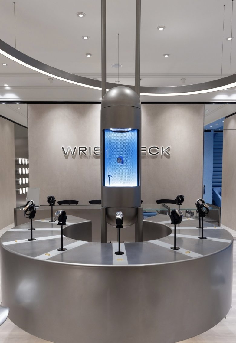 Круглая витрина с продукцией Wristcheck Wynn Macau