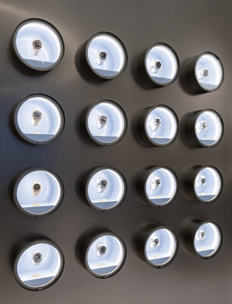 Круглые маленькие витрины с часами на стене Wristcheck Wynn Macau