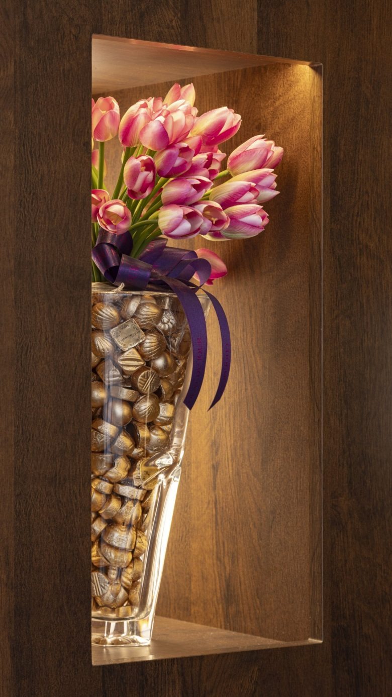 Крупный план букета в вазе с шоколадом Chocolat Du Jour