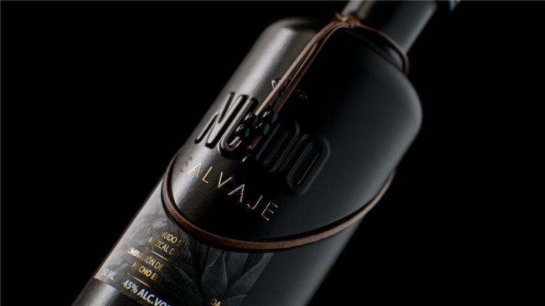 Крупный план бутылки мескаля с тисненым логотипом Nudo Salvaje Mezcal