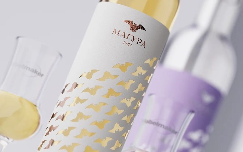 Крупный план бутылки вина с золотым узором летучих мышей Magura Winery