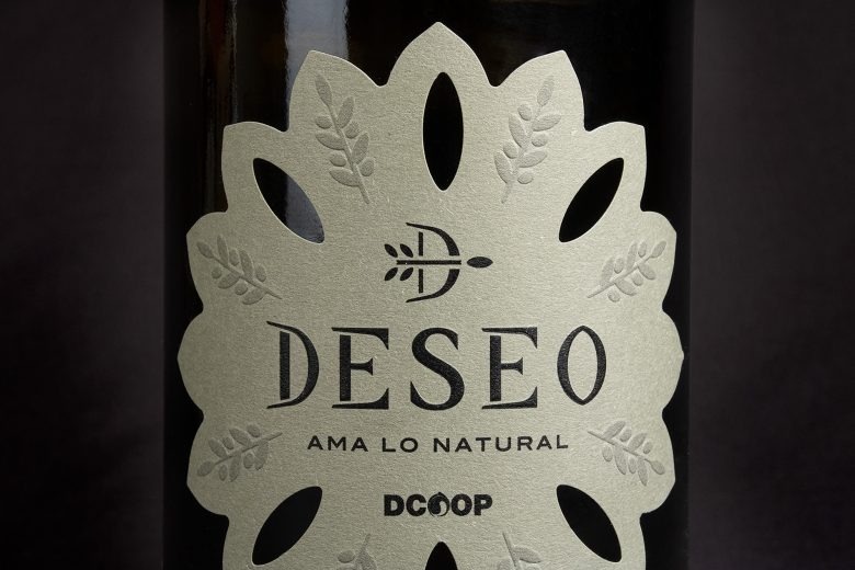 Крупный план этикетки бутылки Deseo olive oil